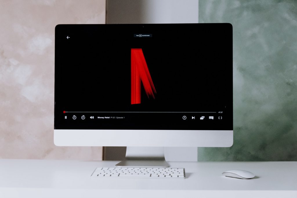 A Mac loading the series House of Cards on Netflix.